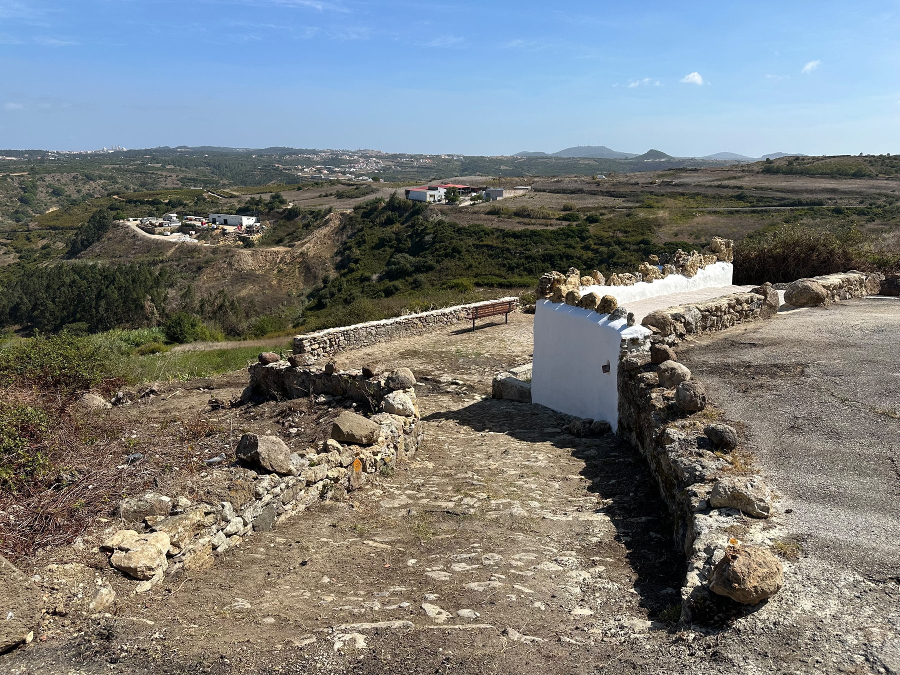 Caminho em pedra com banco junto à Fonte dos Alvarinhos, em Alvarinhos.