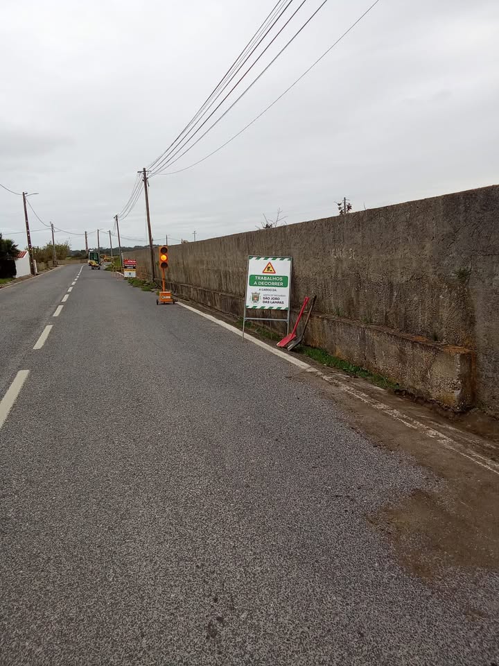Limpeza de valetas avança em parceria com Câmara Municipal de Sintra